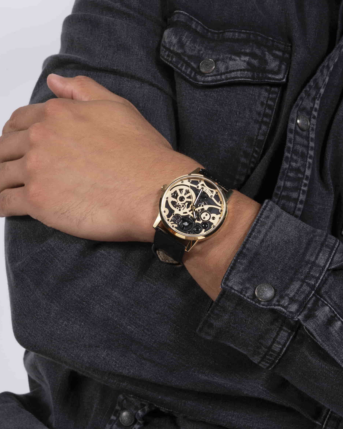 GUESS Gadget GW0570G1 gold-tone leather watch - detail view