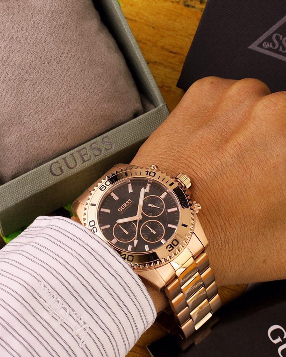 Guess Watch W0170G3 (44mm, Rose Gold-Tone)