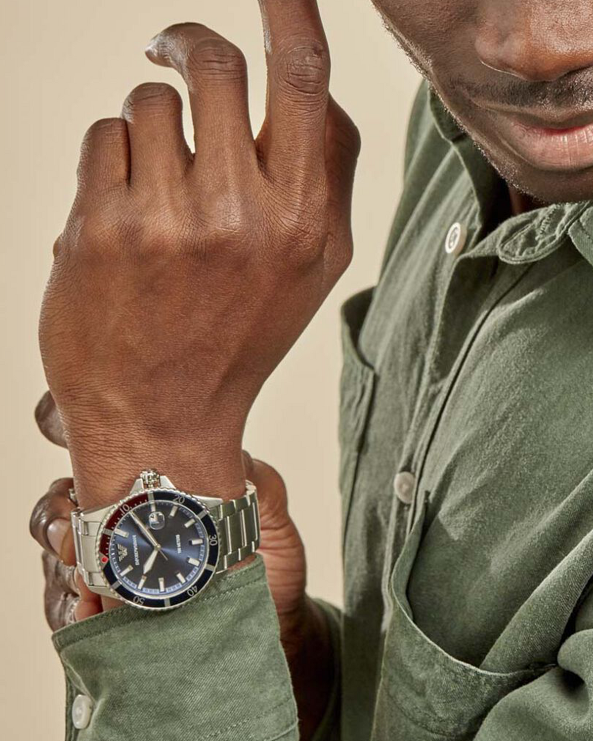 Emporio Armani AR11339 men's stainless steel dive watch with blue dial - detail view